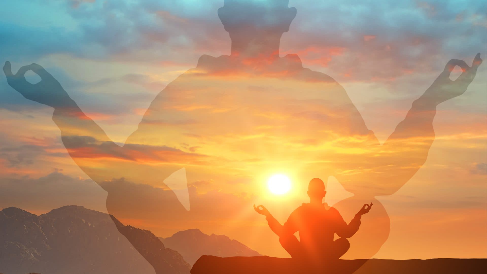 Silhouette eines sitzenden Menschen bei Sonnenaufgang über einer Bergkette — Sinnbild für Aufmerksamkeit als ersten Schritt jeder Veränderung
